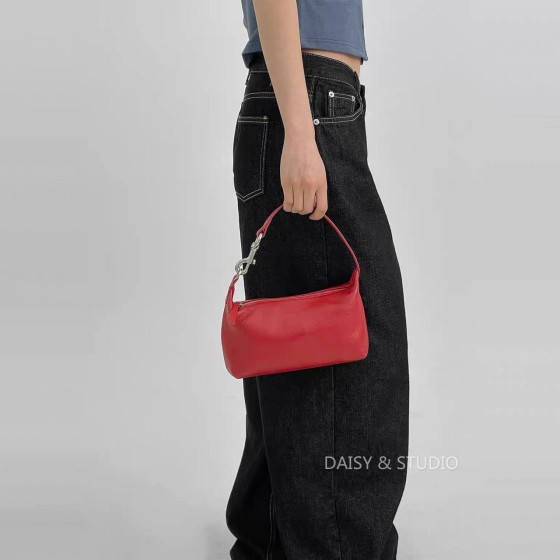 Korean-style minimalist natural cowhide hobo bag with clasp closure—versatile, trendy, and suitable for carrying a lunchbox; can be worn as a handbag, under-arm bag, shoulder bag, or crossbody bag.
